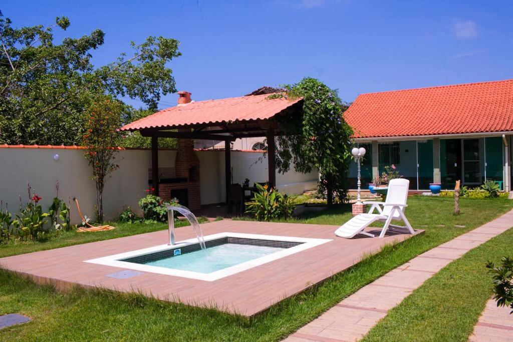basen w ogrodzie domu w obiekcie Casa em Itaipuaçu na Praça do Ferrerinha. w mieście Maricá