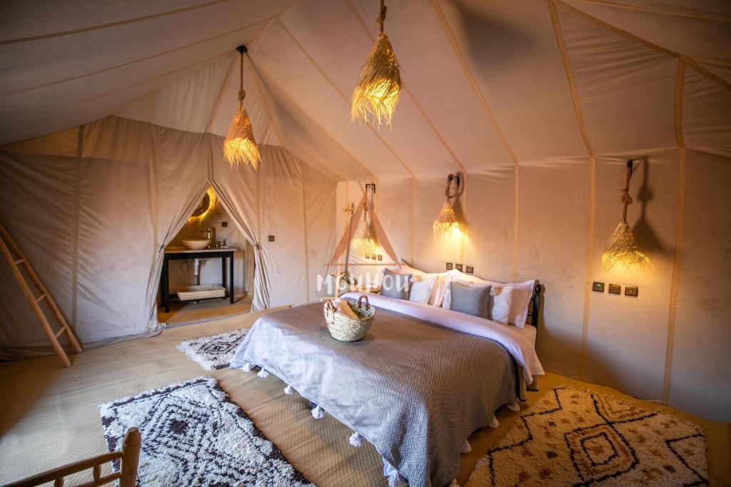 Postel nebo postele na pokoji v ubytování Mouhou Desert Camp