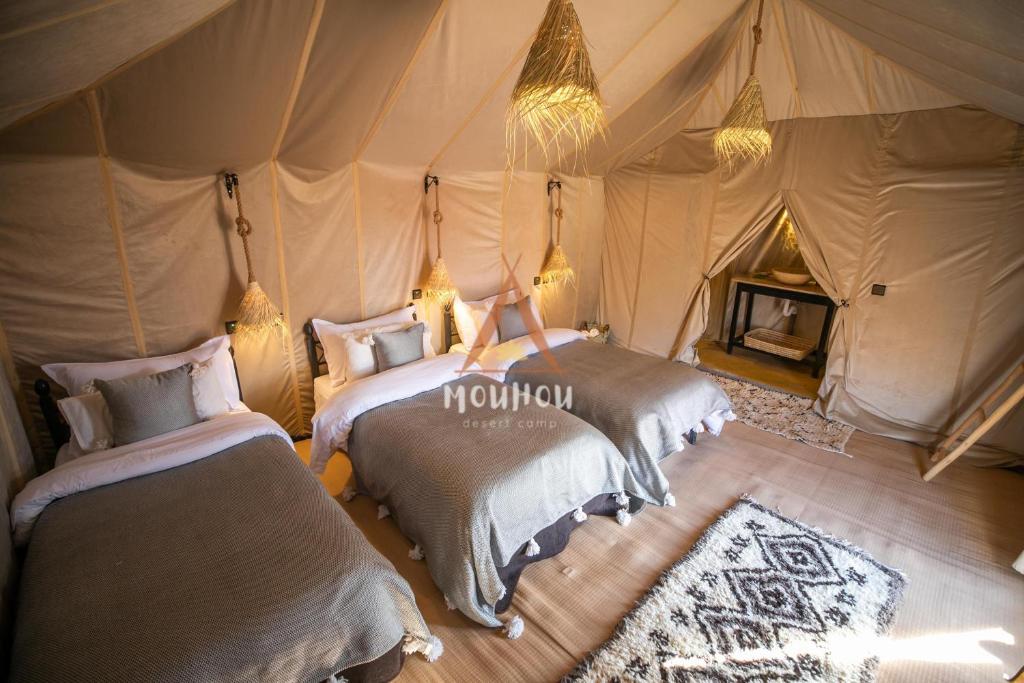 Postel nebo postele na pokoji v ubytování Mouhou Desert Camp