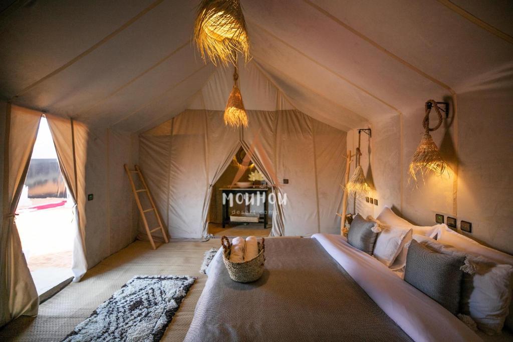 Postel nebo postele na pokoji v ubytování Mouhou Desert Camp