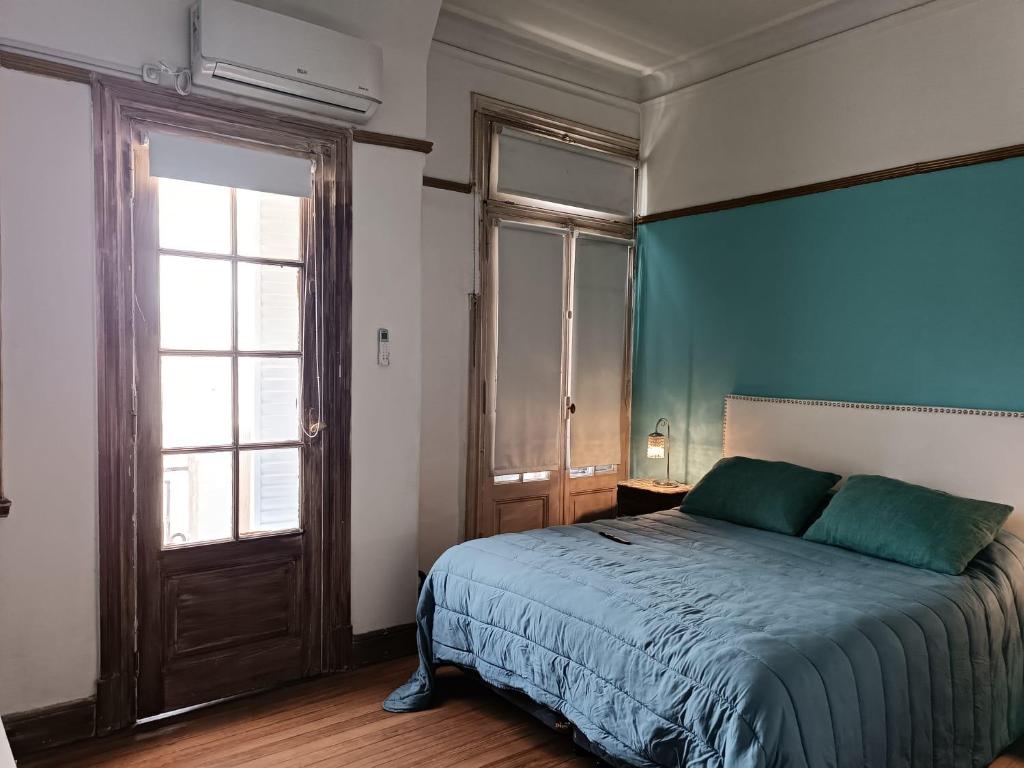 布宜诺斯艾利斯amplia habitación estilo luis xv的一间带床和蓝色墙壁的卧室