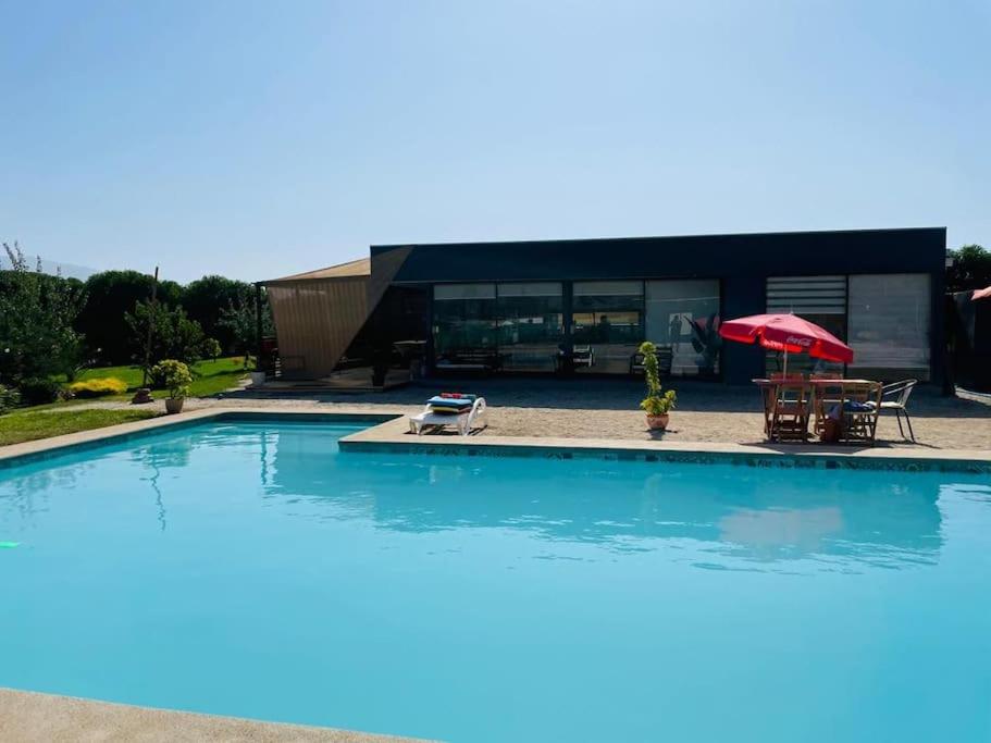 una grande piscina di fronte a un edificio di Parcela en Olmué. a Olmué