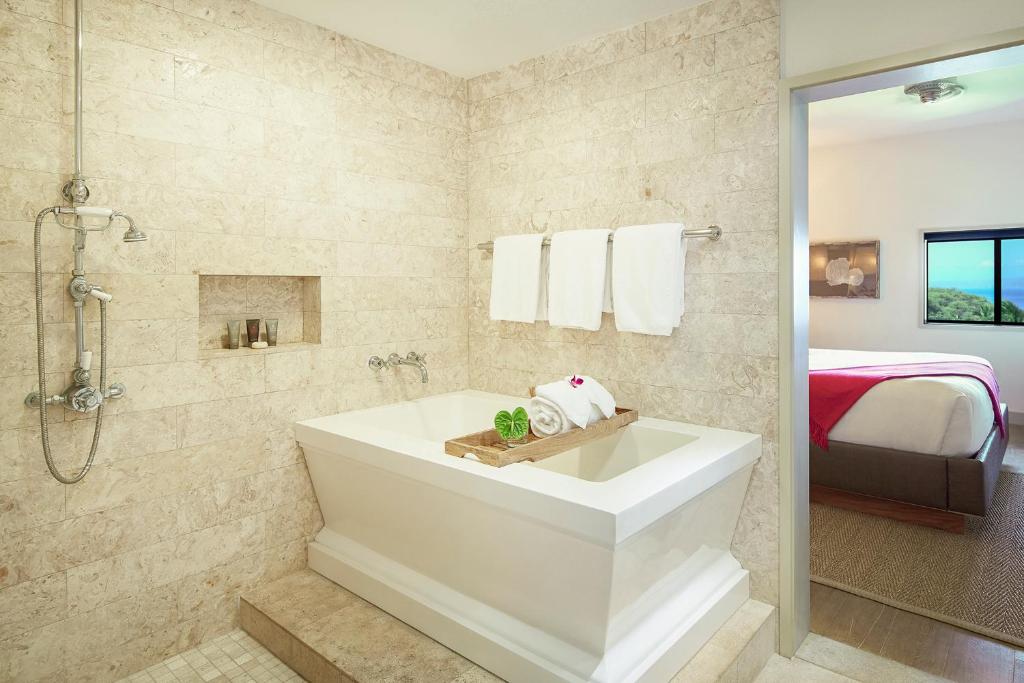 Um banheiro em Hotel Wailea, Relais & Châteaux - Adults Only