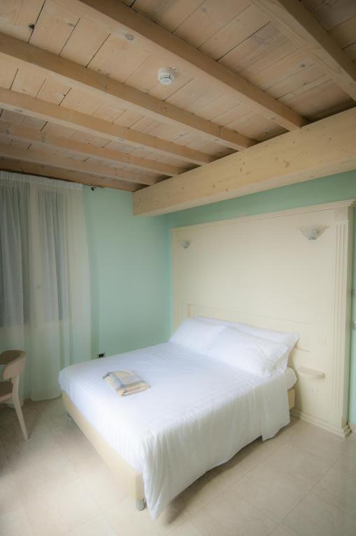 A bed or beds in a room at Hotel Villa Maranello