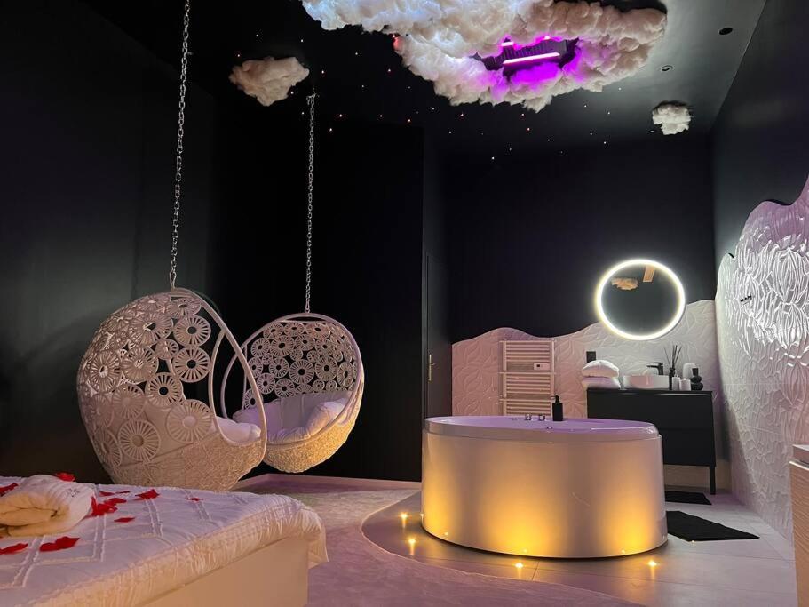 - une chambre avec un lit et un plafond recouvert de nuages dans l'établissement Loving room cocooning l’Air, à Jujurieux