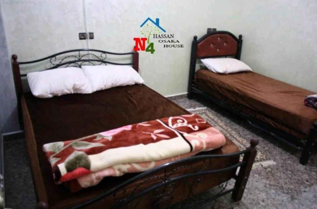 two beds in a room at ياقوت in Erfoud