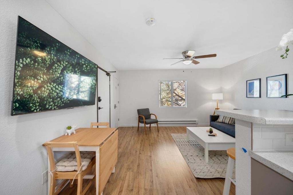 Beautiful Work Stay Retreat in Pueblo Near Downtown - Appartement De Deux Chambres