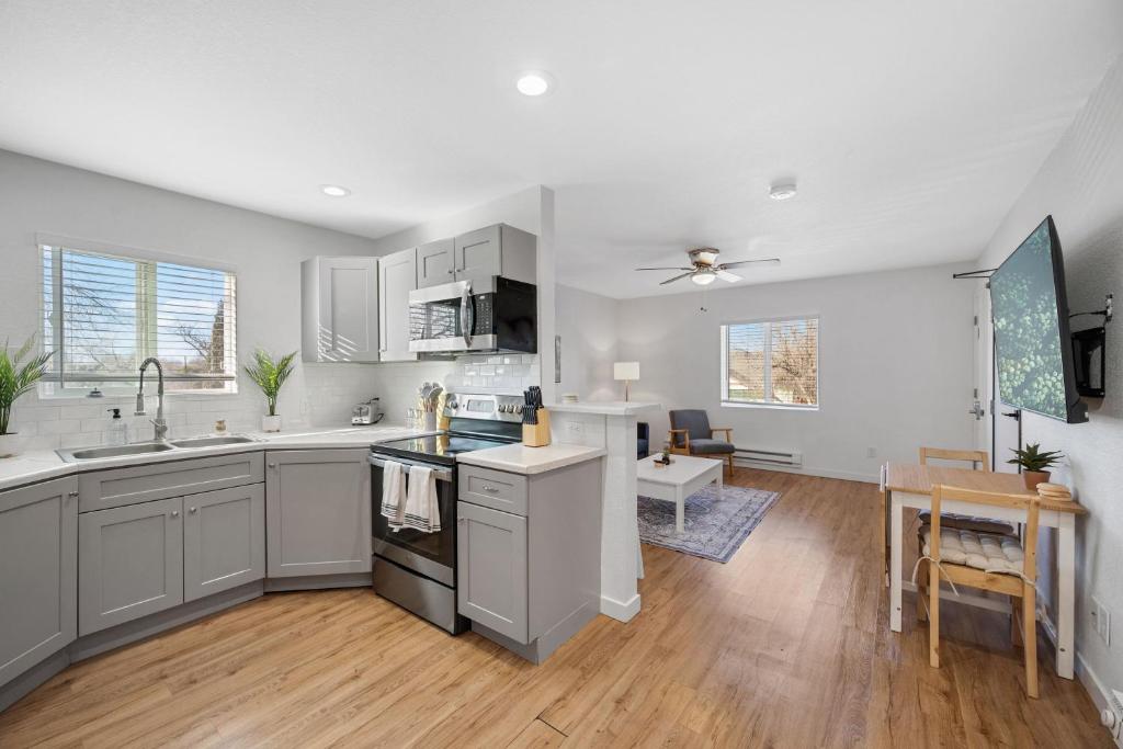 Beautiful Work Stay Retreat in Pueblo Near Downtown - Appartement De Deux Chambres