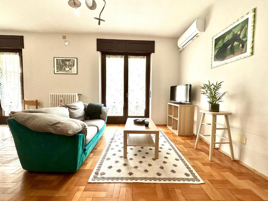 TV a/nebo společenská místnost v ubytování Gurej Casa Vacanze