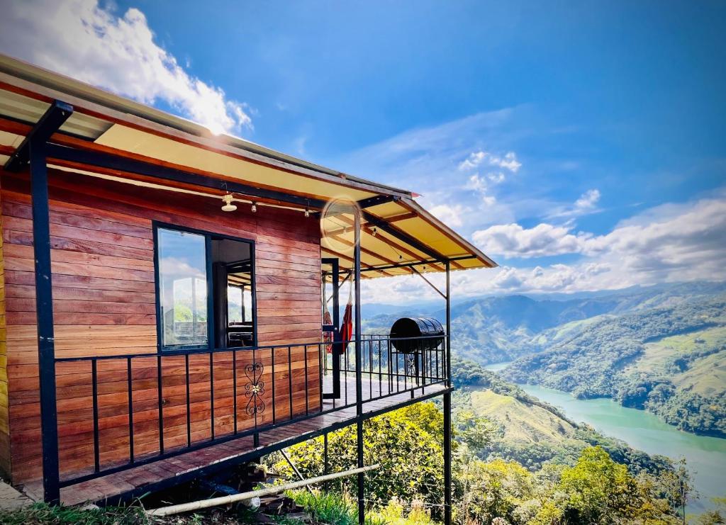 een huis op een heuvel met uitzicht op een rivier bij Ecohotel Sereni Norcasia in Samaná