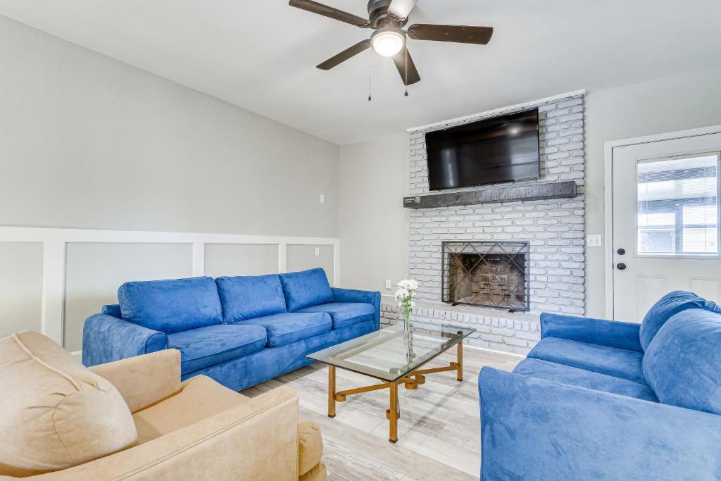 Pensacola Home with Screened Porch 10 Mi to Beach!, Pensacola (updated