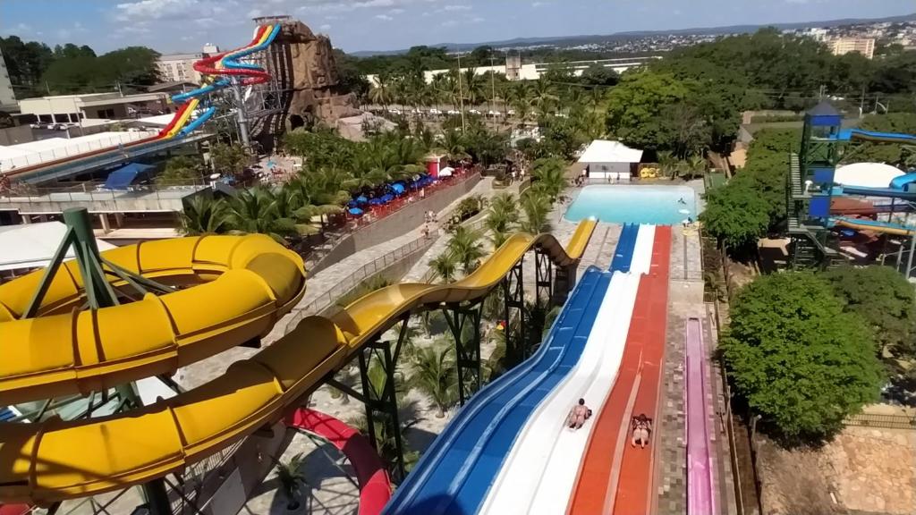 un parque de atracciones con una montaña rusa y un tobogán acuático en Exclusive Residence Thermas Diroma, en Caldas Novas