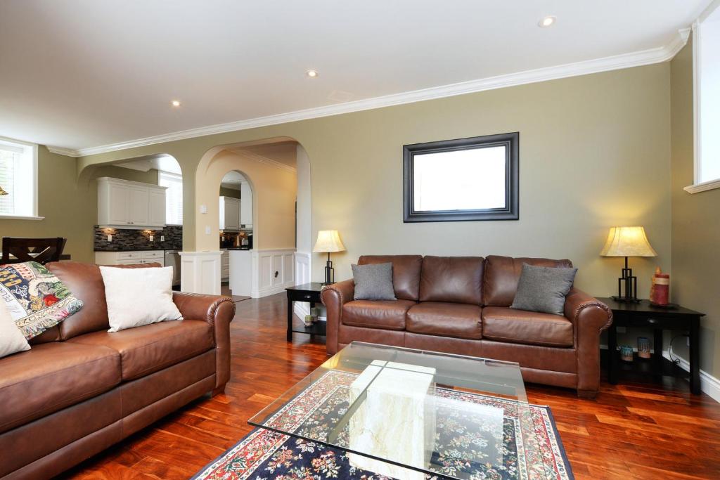 Posezení v ubytování Upscale Character Home with Luxurious Amenities