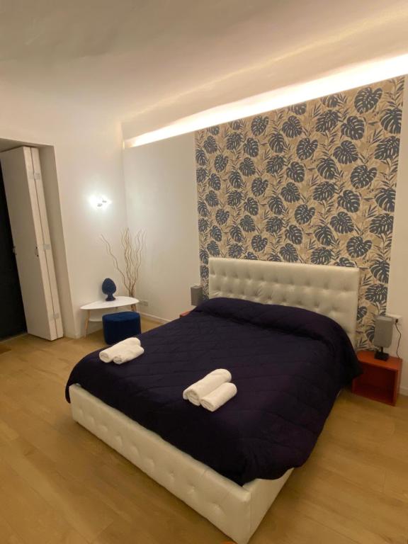A bed or beds in a room at Casa accanto teatro