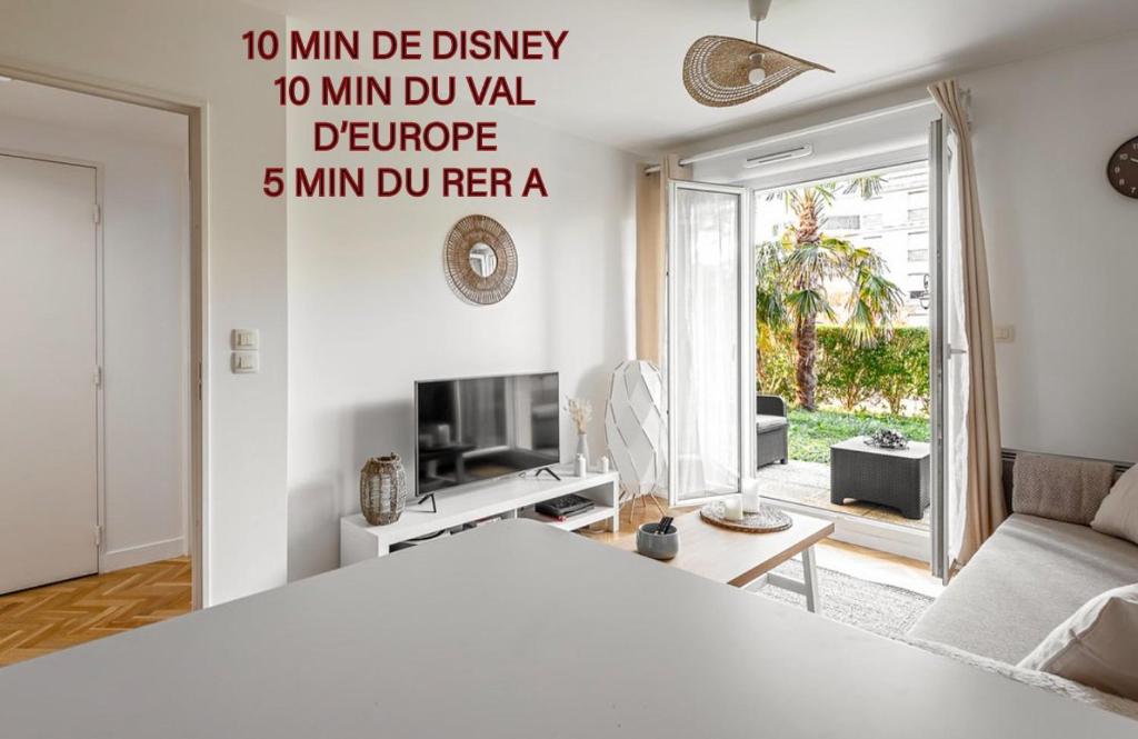 a living room with a bed and a couch at Appartement Hermitage à 10 minutes de Disney in Montévrain