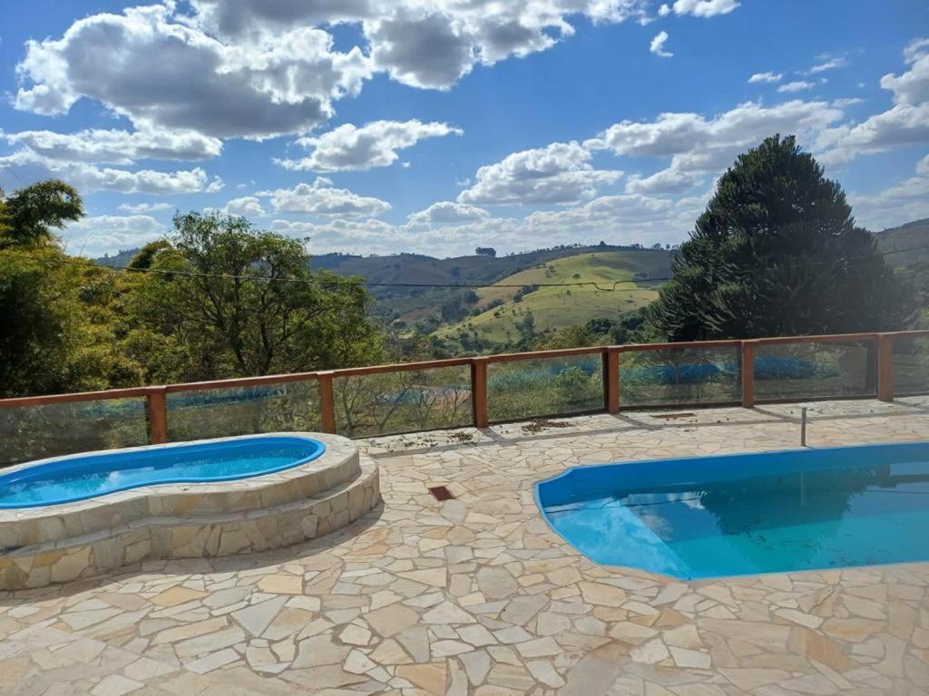 une terrasse avec une piscine et une clôture dans l'établissement Sítio Santo Antônio, à Socorro