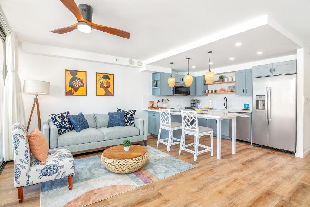 Deluxe 34FL Ocean View, One Block to Waikiki Beach_1