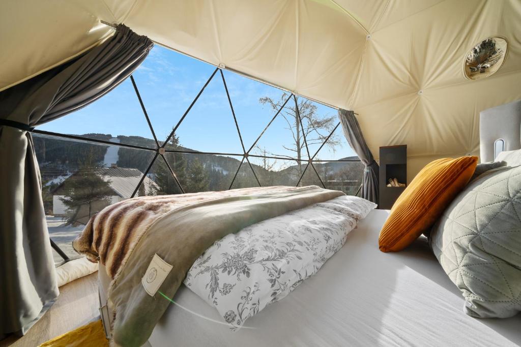 Rúm í herbergi á Glamping Špindl One&Only