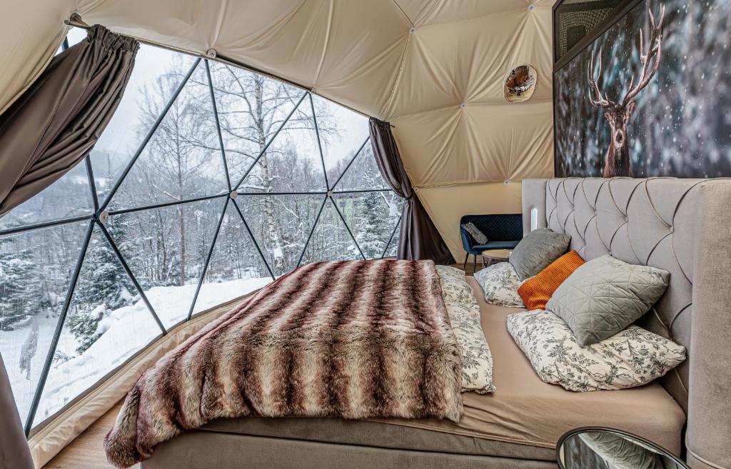 Rúm í herbergi á Glamping Špindl One&Only