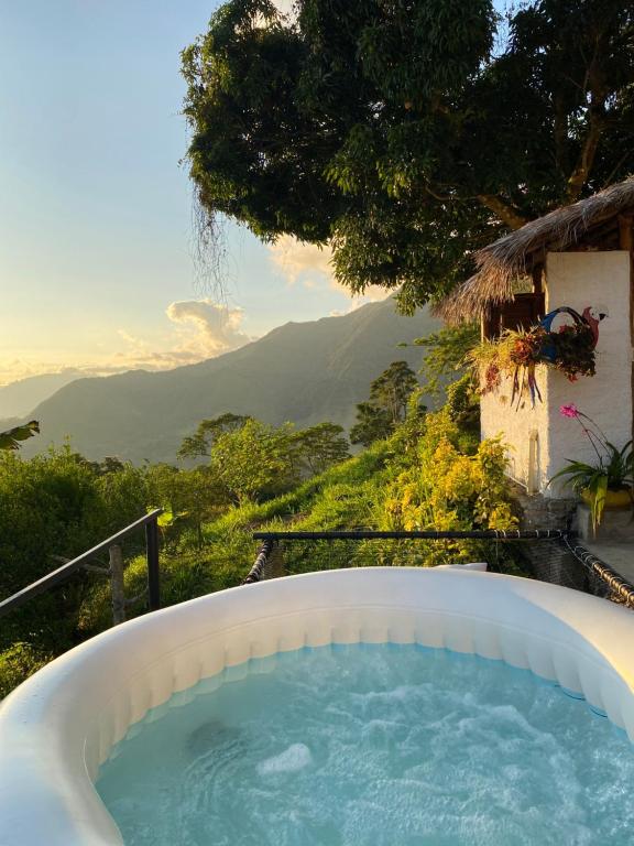 Nespecifikovaný výhled na hory nebo výhled na hory při pohledu z luxury tent