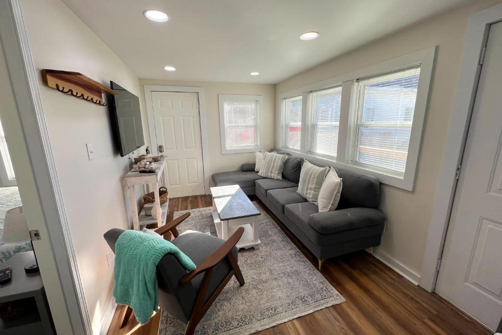 ein Wohnzimmer mit einem Sofa und einem Tisch in der Unterkunft The Hideaway in Beaufort