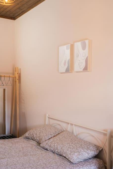 Llit o llits en una habitaci&oacute; de Valtesiniko View
