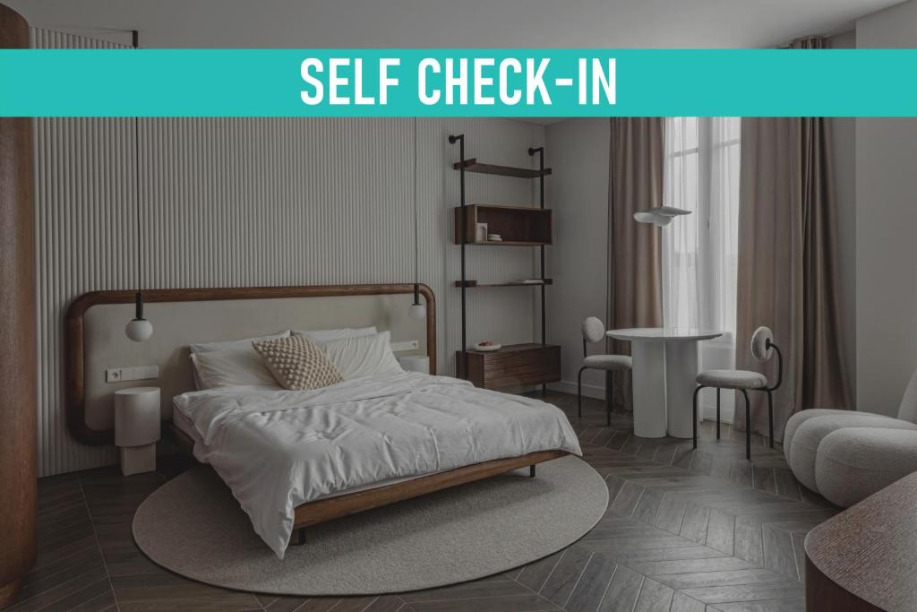 - une chambre avec un lit et une chaise longue dans l'établissement Sleek and New Studio, Monaco, à Beausoleil