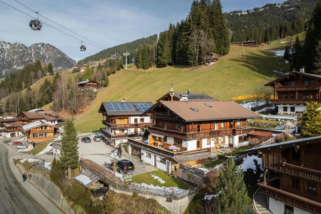 grupa budynków na wzgórzu z wyciągiem narciarskim w obiekcie Haus Forelle w mieście Inneralpbach