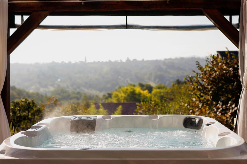 bañera en una ventana con vistas en Small Hill Heaven en Varaždin Breg
