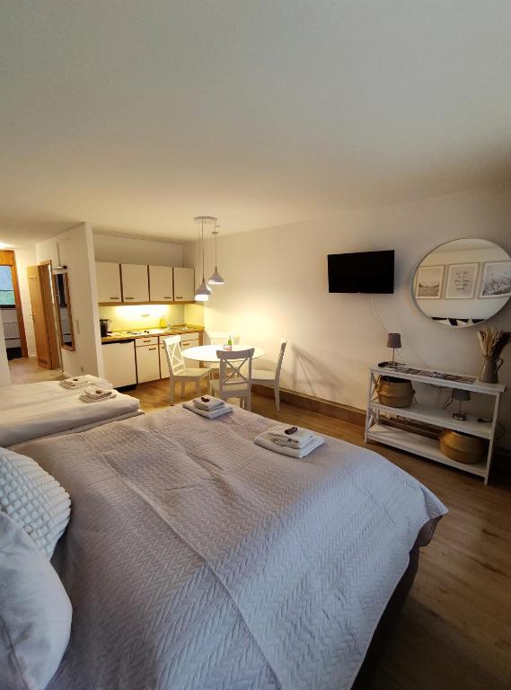 Postel nebo postele na pokoji v ubytování Sauna, Pool und Gartenzugang