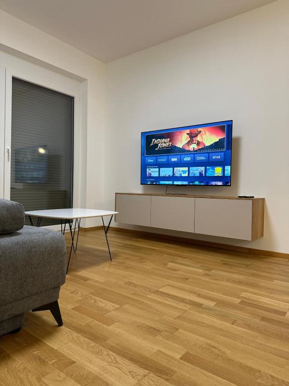 TV a/nebo společenská místnost v ubytování Harmony Living - 10 min to Graz