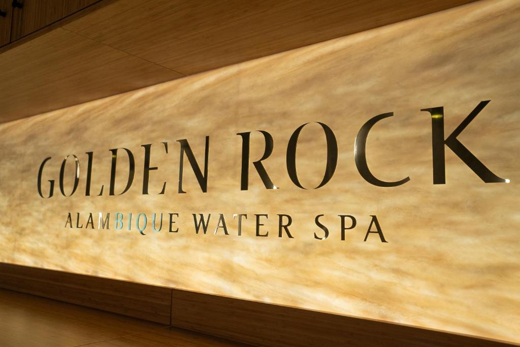 uma placa para o spa aqutico Golden Rock Albuquerque em Alambique - Hotel Resort & Spa no Fundo