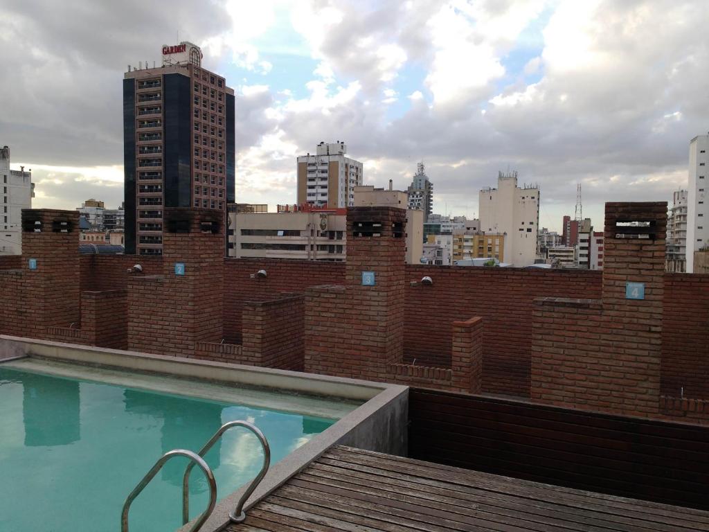 una piscina en la azotea de un edificio en Jardines del Boulevard 4 en Córdoba
