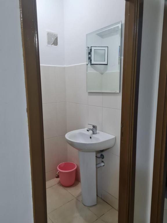 um banheiro com uma pia e um espelho em appart near the Airport and beach Tanger gzenaya 2 rooms em Tânger