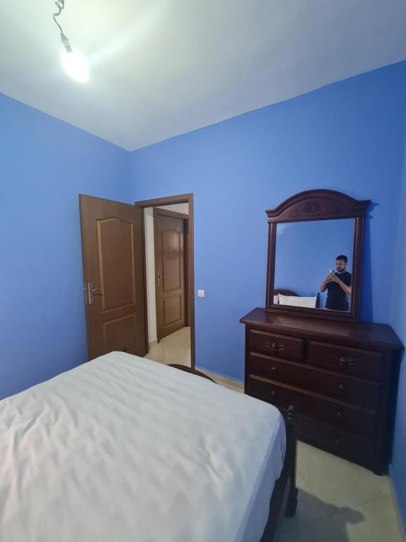 Uma cama ou camas num quarto em appart near the Airport and beach Tanger gzenaya 2 rooms