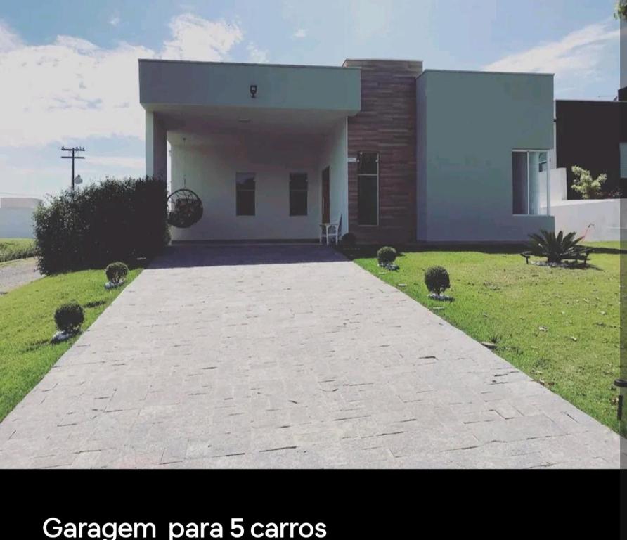 dom z podjazdem przed nim w obiekcie Casa do Ninho 1 w mieście Quadra