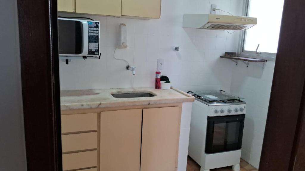 Η κουζίνα ή μικρή κουζίνα στο Apartamento Guarapari Praia Castanheiras