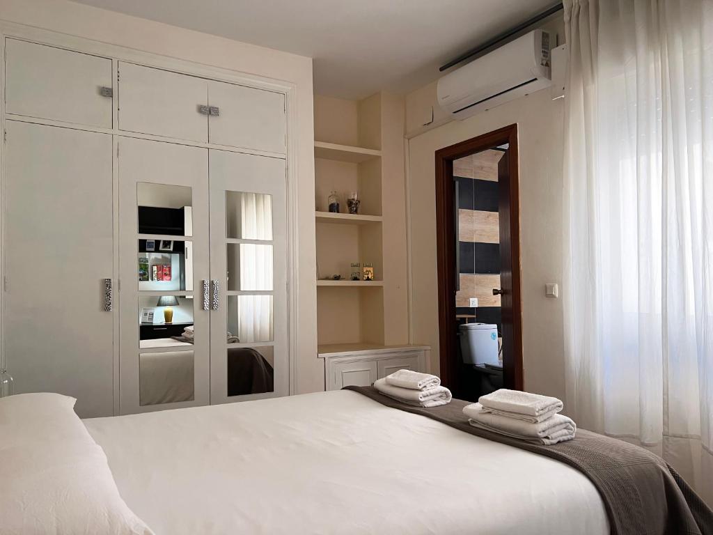 Apartment Wall Center - Aloha Sevilla