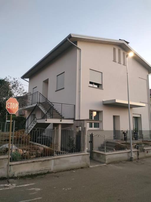 um edifício branco com um sinal de stop em frente em Ca Bilofer Airport Apartment em Seriate