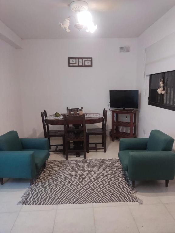 una sala de estar con 2 sofás azules y una mesa. en DEPARTAMENTO BARRIO INCONE en Formosa