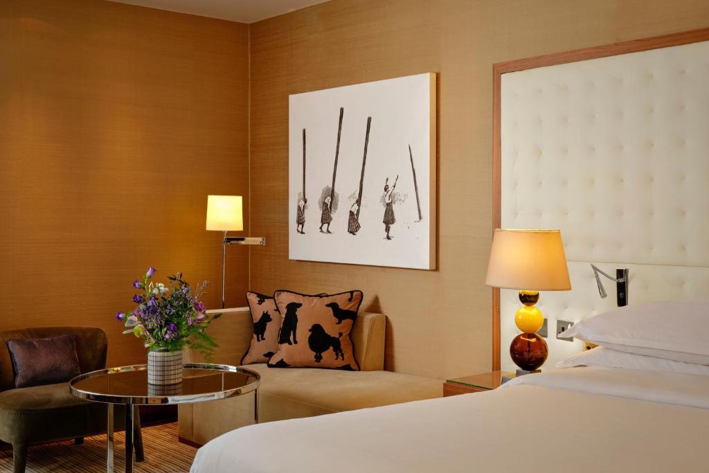 Postel nebo postele na pokoji v ubytování Sheraton Grand Hotel & Spa