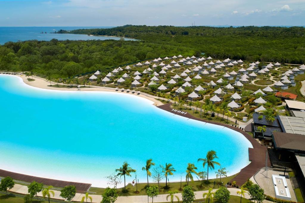 een luchtzicht op een resort met een groot zwembad bij Natra Bintan, a Tribute Portfolio Resort in Lagoi