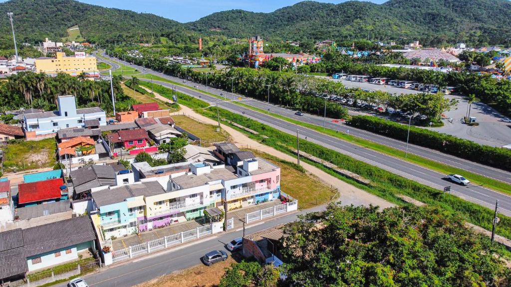 an aerial view of a city with a street at Apart Pousada Villa das Flores in Penha