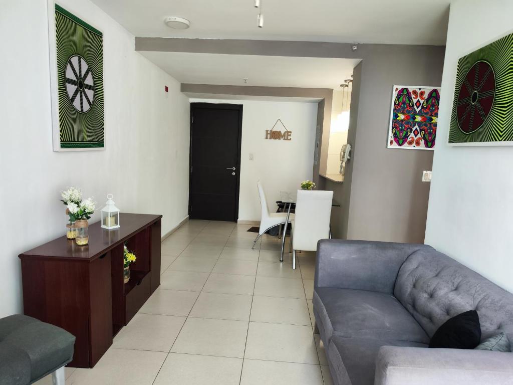 uma sala de estar com um sofá e uma mesa em Cute apartment 5min from the airport em Salsipuedes