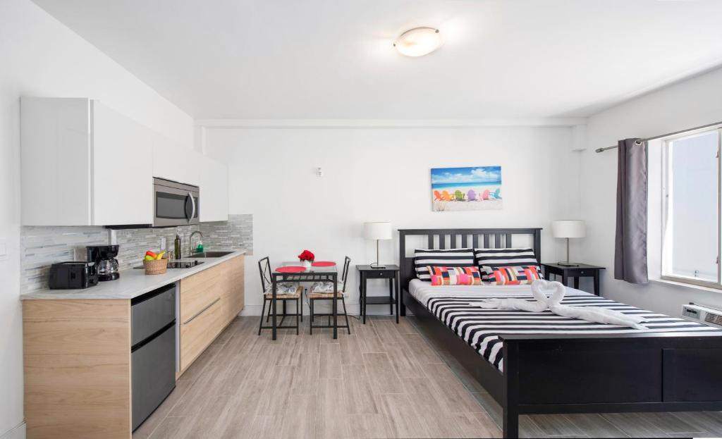 Kuchyň nebo kuchyňský kout v ubytování Lovely condo in Miami Beach