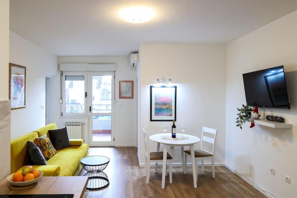 White & Bright Escape 1BDR apt