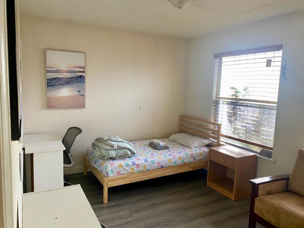 Habitación pequeña con cama y ventana en WHOLE Family - Wolfgram en Sacramento