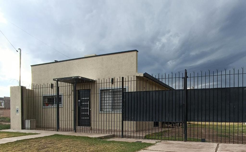 un edificio con una valla negra delante de él en Casa Romo en San Rafael