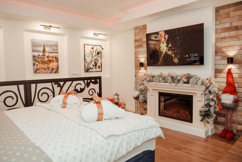 - une chambre avec un lit et une cheminée dans l'établissement Passage apartment Subotica, à Subotica