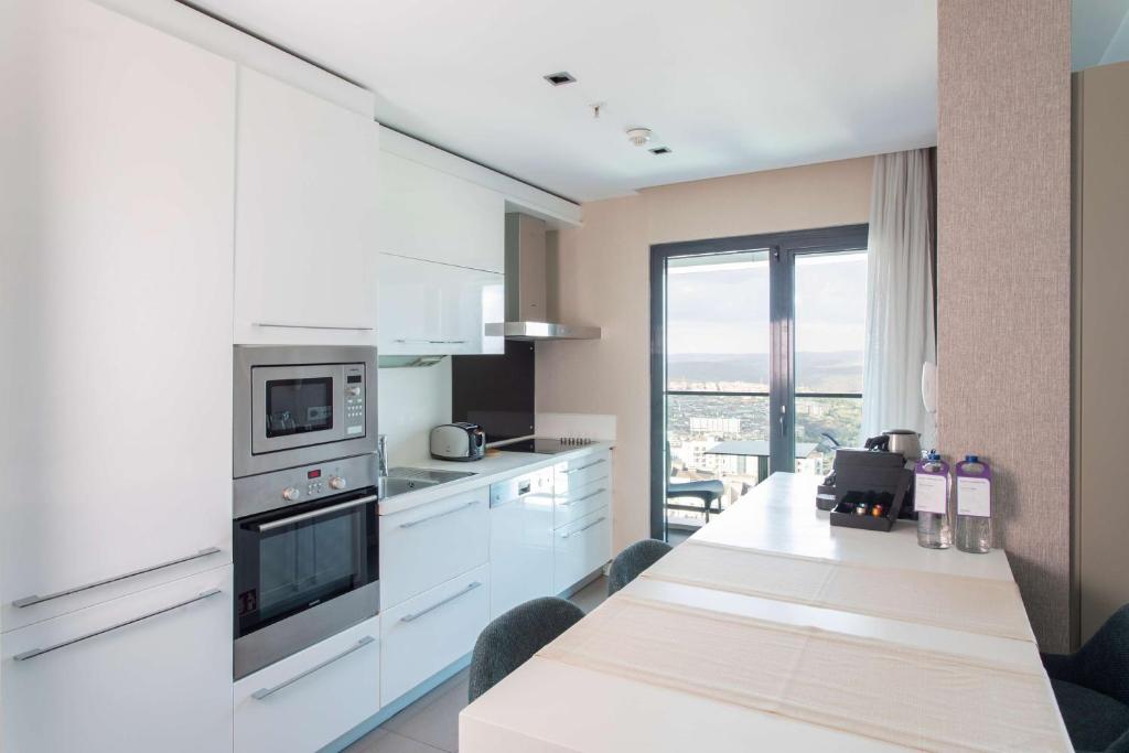 Radisson Residences Avrupa TEM Istanbulにあるキッチンまたは簡易キッチン